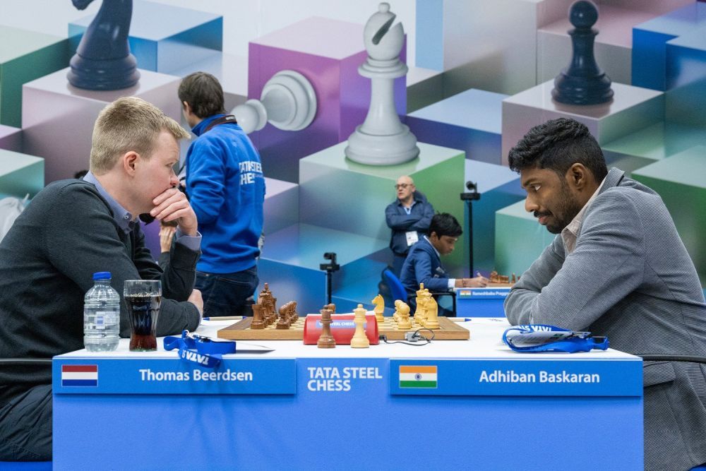 Giri beats Gukesh with a double sacrifice in Round 2 of the Tata Steel  Masters 2023
