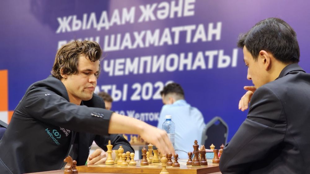 Magnus Carlsen e Bibisara Assaubayeva triunfam no Campeonato