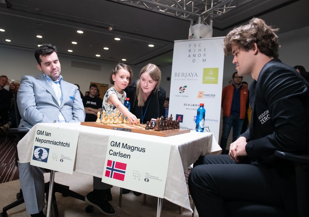 Ian Nepomniachtchi and Nakamura won, to set up finals! It's @gmhikaru vs  @lachesisq in the finals of Fischer Random. 📸 @davidllada…