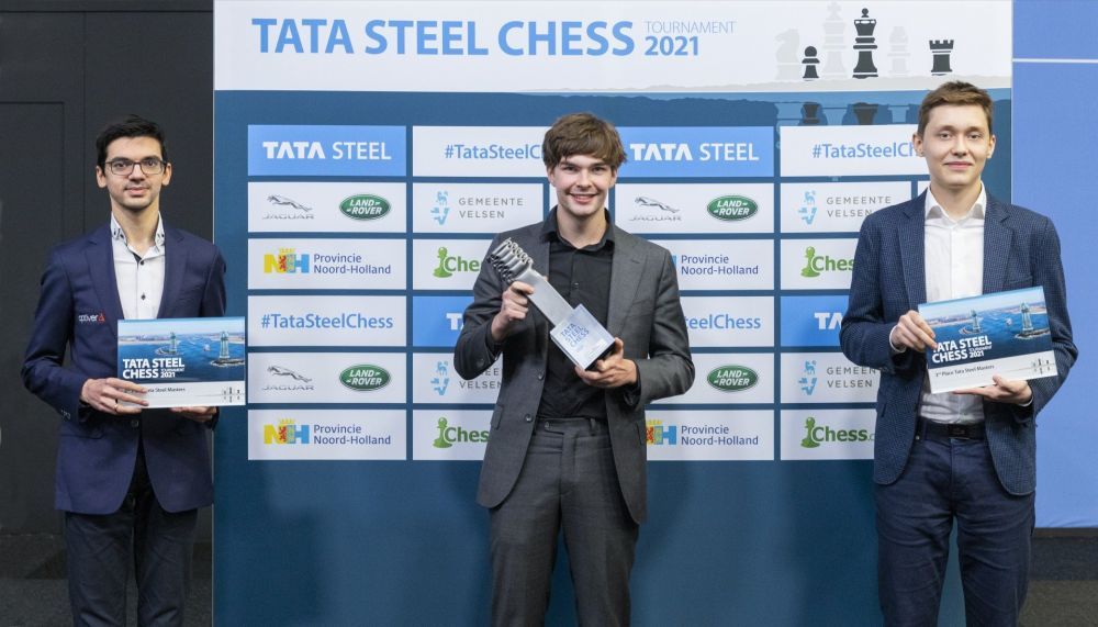 Magnus Carlsen at Tata Steel Chess 2019, Anish Giri walking…