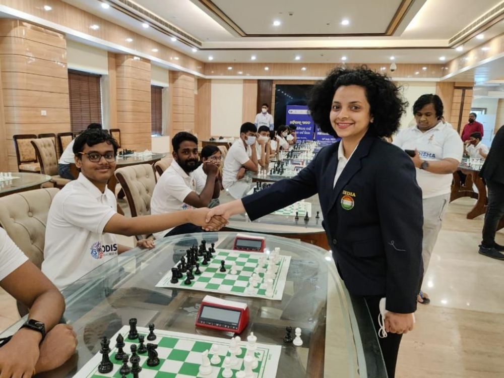 Chess master plays simultaneous exhibition against locals