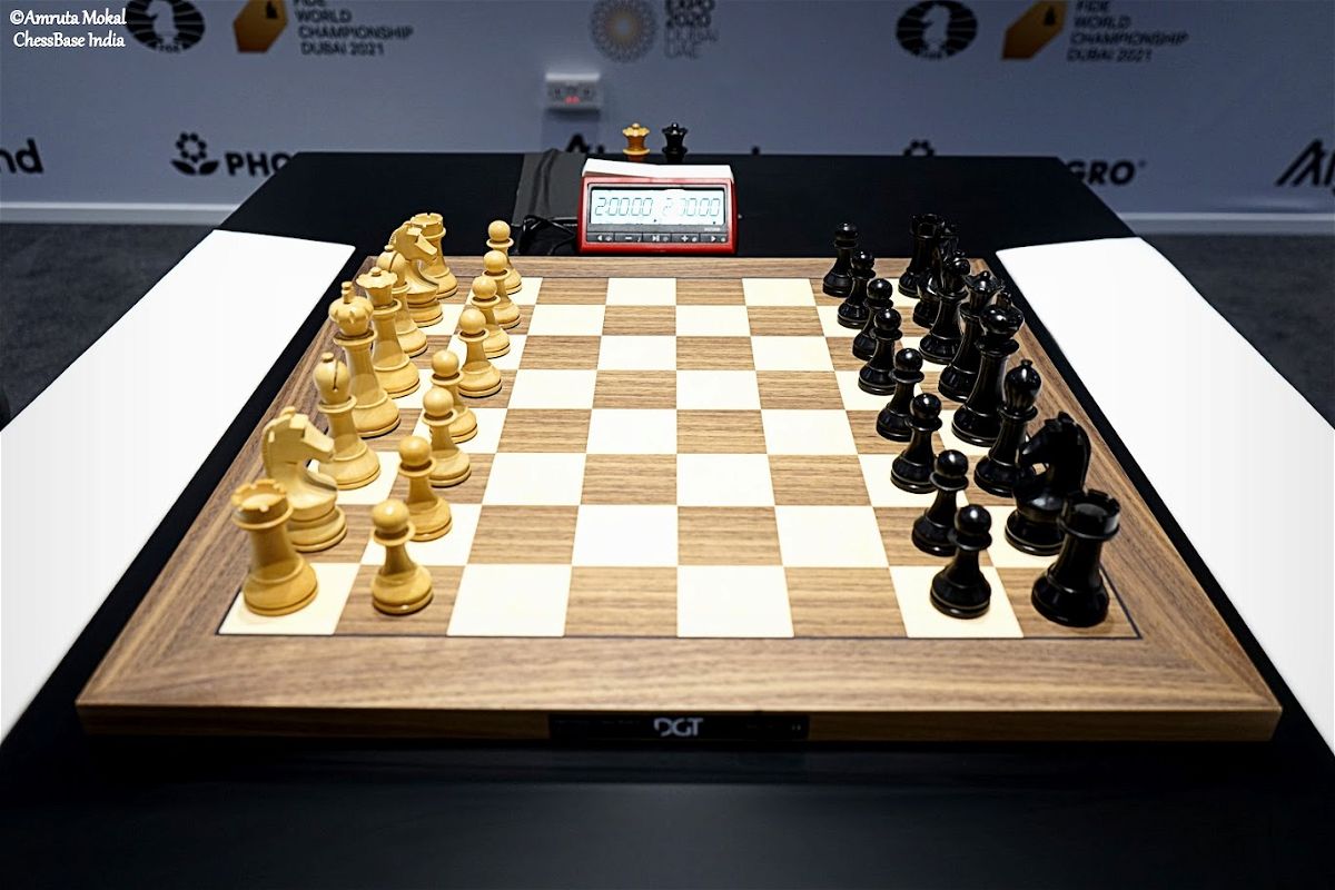 Magnus Carlsen spends 40 seconds to make his first move against Ian Ne