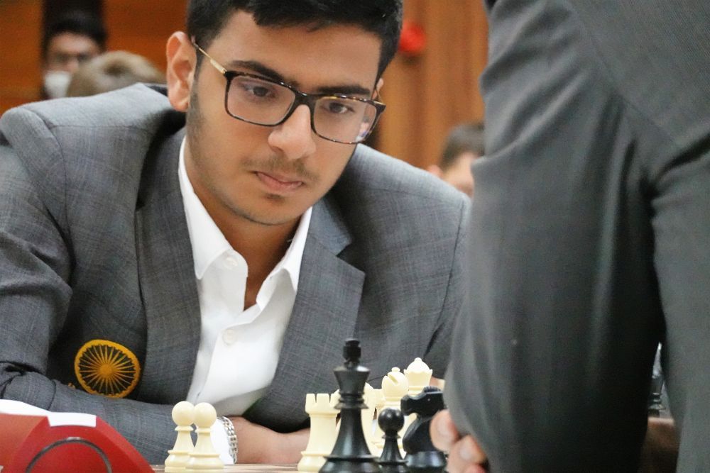 Hou Yifan Challenge 3: Keymer in pole position after Pragg