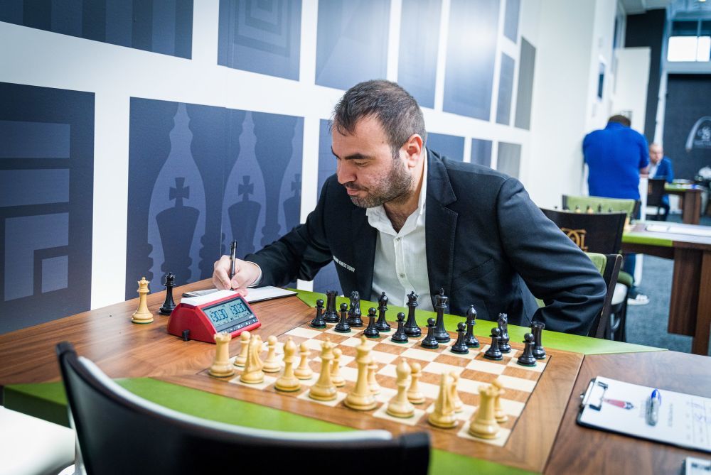 Chess.com - 19-year-old Hans Niemann defeated world champion Magnus Carlsen  to cross 2700 and claim the lead after three rounds of the Sinquefield Cup!