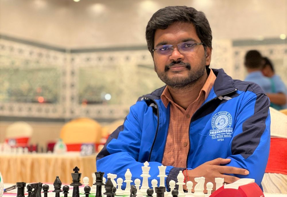 Chess.com - India on X: Indian superstar @akshaykumar's film titled  #BellBottom is releasing tomorrow! Sharp memory, national level chess  player, gaana sikhata hai, Hindi, Eng, German bol leta hai! 📸 Shot from