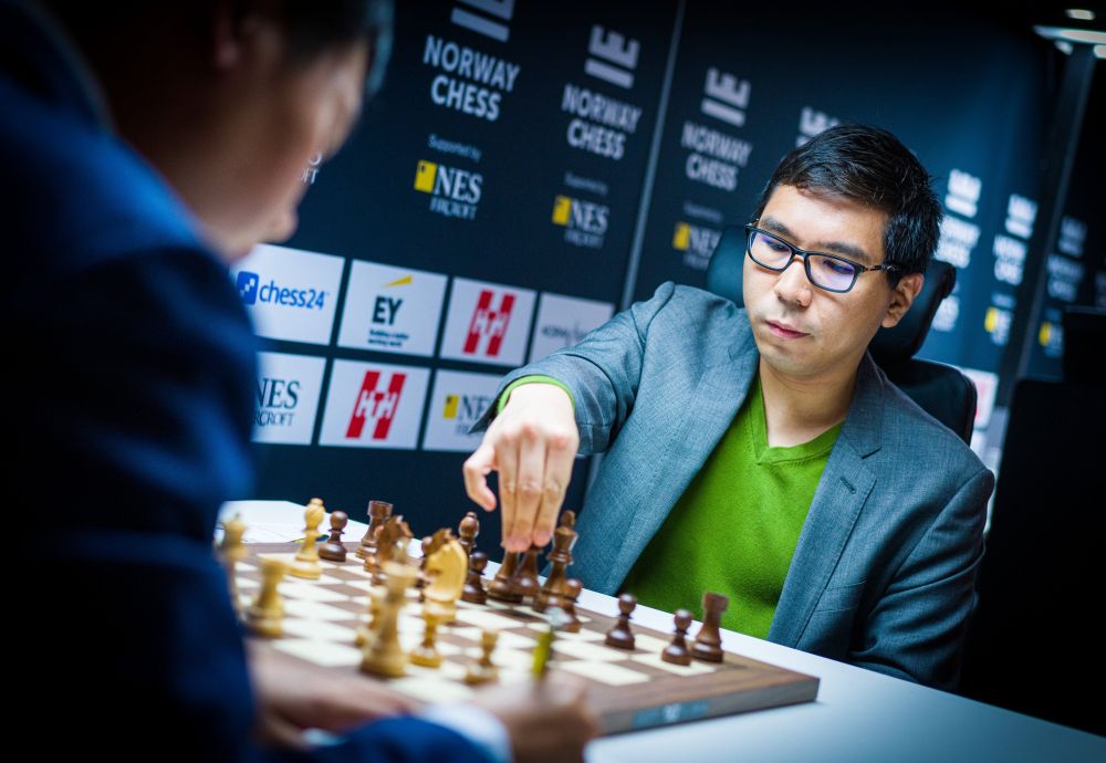 chess24 - Carlsen beats Topalov to take the sole lead in