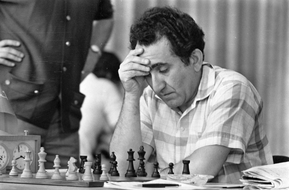 Mikhail Tal vs Tigran V Petrosian (1962)